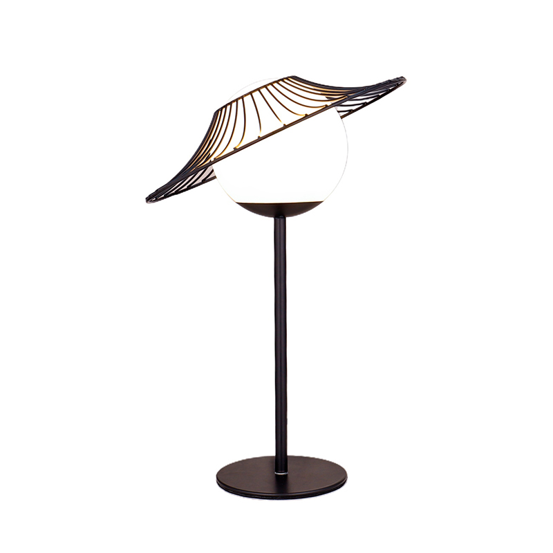 Lampe de table en forme de chapeau