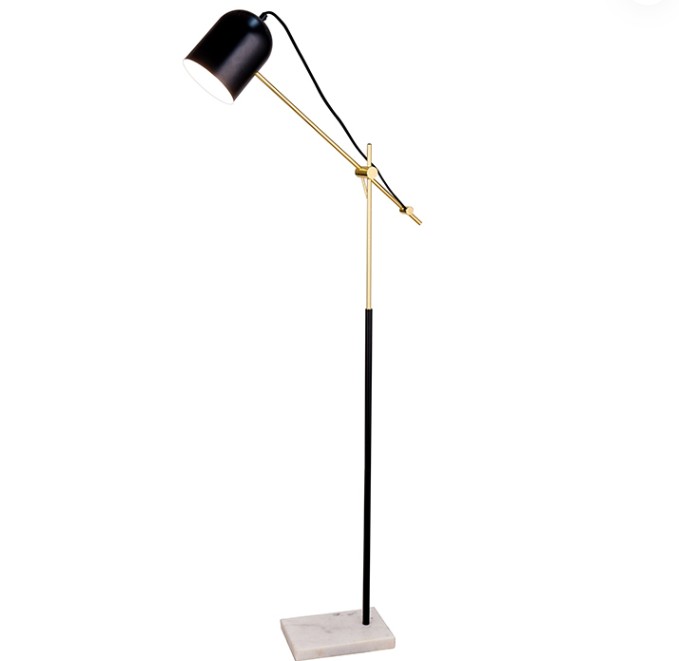 Comment le bras réglable en métal de cette lampe de base en marbre réglable en métal réglable en métal est-il réglé?