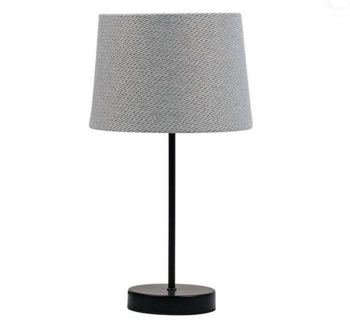 Comment l'abat-jour de cette lampe de table en tissu matériel rétro affecte-t-il l'effet de diffusion de la lumière?