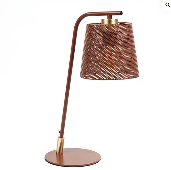 Lampe de table en fer forgé en métal nordique: un modèle de matériaux de haute qualité et de l'artisanat fin